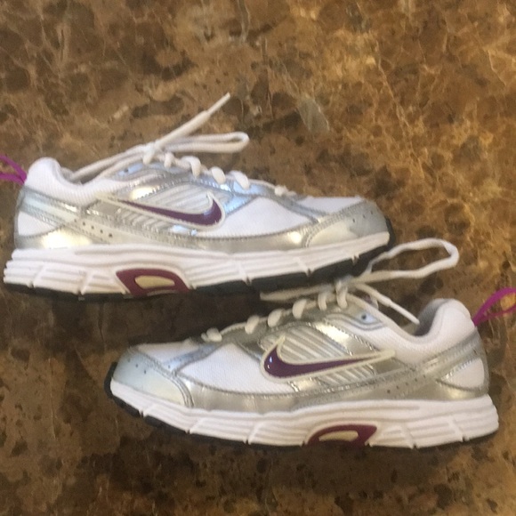 Girl’s NIKE shoes size 3 Y